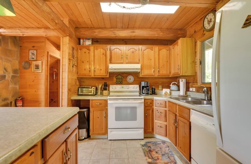 Fishertown Cabin | Peaceful Bedford Escape: Deck & Stunning Views!