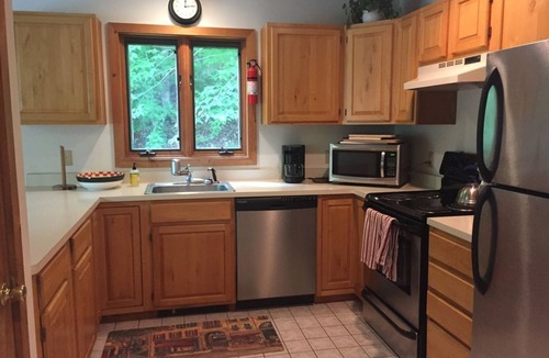 West Dover House | Peaceful, comfortable townhouse near Mount Snow; free shuttle; hot tub