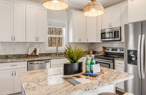 Oakley House | Peaceful Family-Friendly Cottage near Biltmore + DT