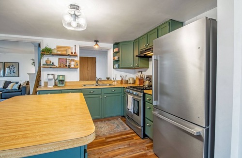 Hood House | Peaceful Hideaway Near Shenandoah Pet Friendly
