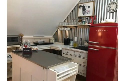 Shaftsbury House | Peaceful Stay at Birds of a Feather Farm & Span