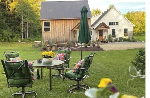 Shaftsbury House | Peaceful Stay at Birds of a Feather Farm & Span