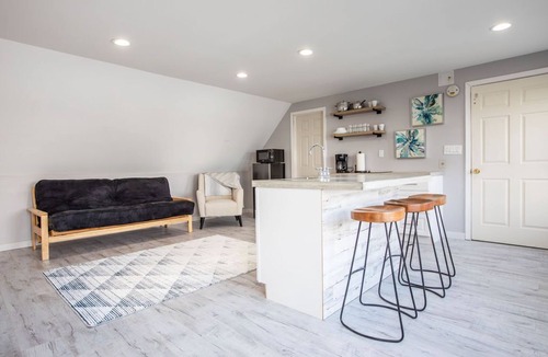 East Irondequoit Apartment | Peaceful updated Studio overlooking Irondequoit Bay