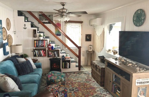 Grimstead House | Peaceful Waterfront Retreat. Kayaks, Bicycles, Firepit, and more. Pet-Friendly!