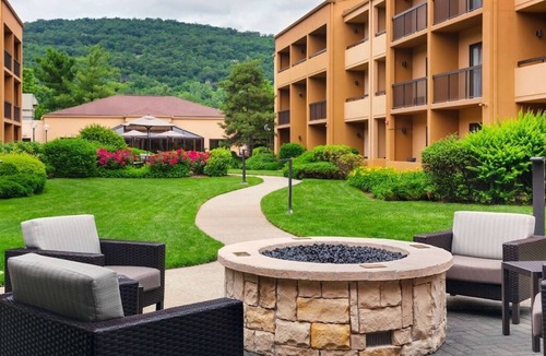 Mahwah House | Perfect for Ski Trips! Near Campgaw Mountain Ski Area! Indoor Pool, Parking!