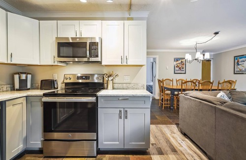 Central Vermont- Killington Condo | Perfect four bedroom condo, shuttle to the mountain, ski Back Whiffletree D8