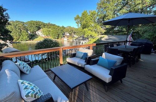 New London House | Perfect Lakefront Getaway on Badin Lake
