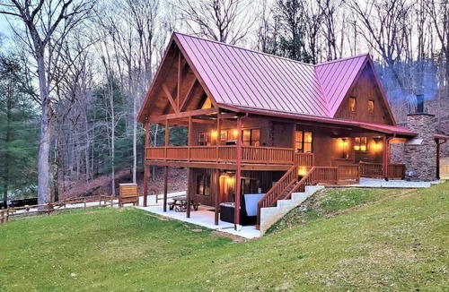 Carbon Hill Cabin | Perfect Location - High Quality Custom Log Cabin - Luxurious Amenities