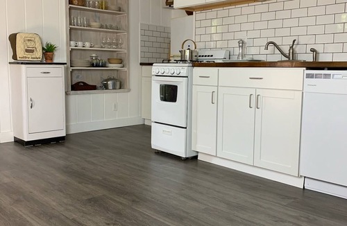 Kingston Apartment | Pet Friendly 1 BR Apartment in Uptown Kingston + Huge Backyard & Full Kitchen