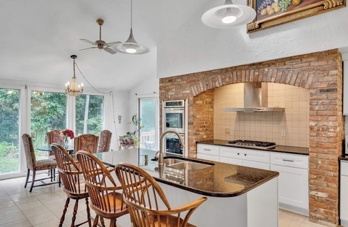 Lincoln House | Pet-Friendly 4BR | Fireplace, Patio and BBQ