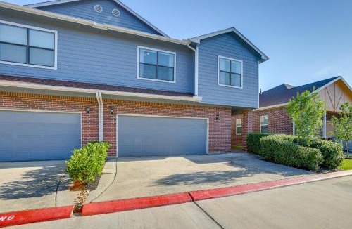 Greater Fondren Southwest Apartment | Pet-Friendly Duplex Unit in Southwest Houston