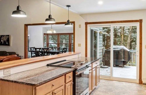 Quechee House | Pet-Friendly! Hot Tub - Marsh Family Road Retreat