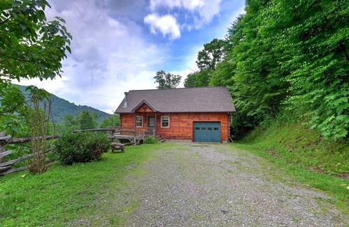 Settlers Ridge Cabin | Pet-Friendly Modern Cabin w/Hot Tub, Mountain Views + Biltmore Pass