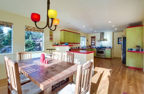 Manzanita House | Pet Friendly Retreat - 2 Blks To Beach & Town, W/Wifi, Hot Tub & Frplc, MCA#1284