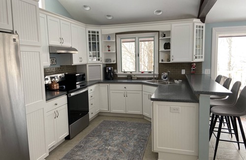 Plymouth House | Pet Friendly Ski House with Hot Tub