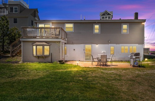 Newbury Apartment | PET FRIENDLY-Walk to Beach-Fire Pit-40 Min to Salem, MA-WINTER RENTAL AVAILABLE