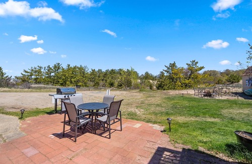 Newbury Apartment | PET FRIENDLY-Walk to Beach-Fire Pit-40 Min to Salem, MA-WINTER RENTAL AVAILABLE