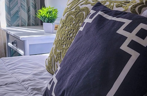Norwich Apartment | Petfriendly 2-bedroom apartment with AC only on bedroom & WiFi in Norwich