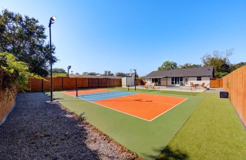 Northside House | Pickleball Paradise Retreat - 4 Bedrooms, 2,5 Baths - Houston Downtown, Houston Heights - Pickleball and Basketball Court, Pool, miniGolf, Karaoke, Fire Pit, BBQ, Billiards, Ping Pong, Hockey, King Bed