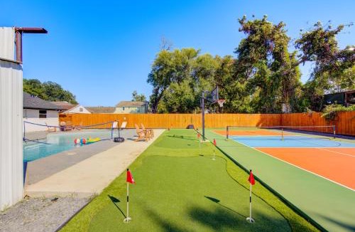 Northside House | Pickleball Paradise Retreat - 4 Bedrooms, 2,5 Baths - Houston Downtown, Houston Heights - Pickleball and Basketball Court, Pool, miniGolf, Karaoke, Fire Pit, BBQ, Billiards, Ping Pong, Hockey, King Bed