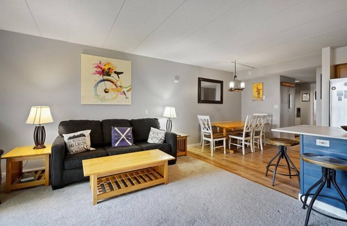 Killington Condo | Pinnacle E23 is newly renovated 3 bedroom/2 bath condo with shuttle to the slopes everyday of the week. The outdoor pool, hot tub, and, tennis courts are open during summer only.