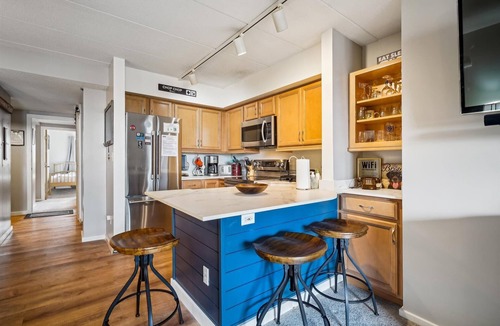 Killington Condo | Pinnacle E23 is newly renovated 3 bedroom/2 bath condo with shuttle to the slopes everyday of the week. The outdoor pool, hot tub, and, tennis courts are open during summer only.