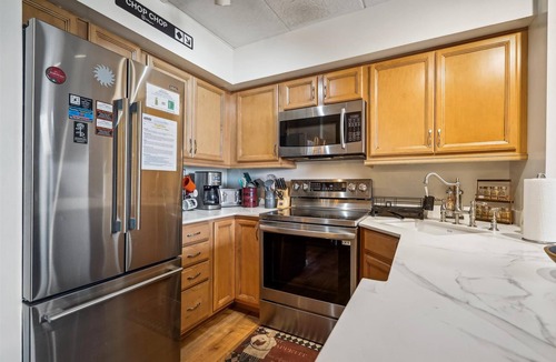 Killington Condo | Pinnacle E23 is newly renovated 3 bedroom/2 bath condo with shuttle to the slopes everyday of the week. The outdoor pool, hot tub, and, tennis courts are open during summer only.