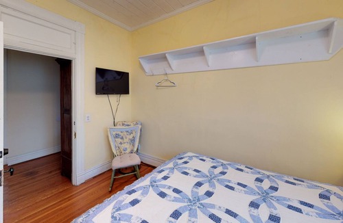 Nelsonville Bed & Breakfast | Primrose Bed and Breakfast Posy Room Hocking Hills Ohio between Logan & Athens