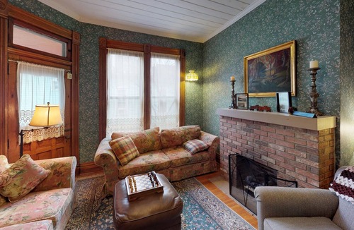 Nelsonville Bed & Breakfast | Primrose Bed and Breakfast Posy Room Hocking Hills Ohio between Logan & Athens