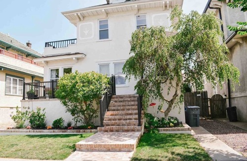 Long Beach Apartment | Private 2nd story apartment in the heart of Long Beach- Pura Vida!