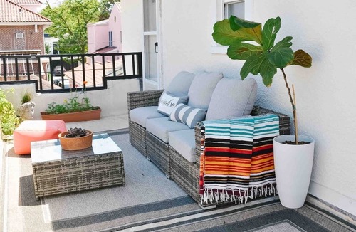 Long Beach Apartment | Private 2nd story apartment in the heart of Long Beach- Pura Vida!