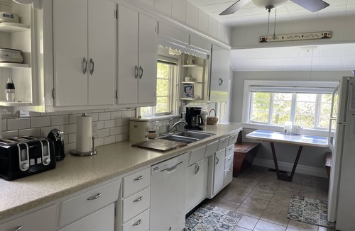 Woodstock House | PRIVATE & AFFORDABLE charming custom ranch in S. Woodstock. WIFI and AC.