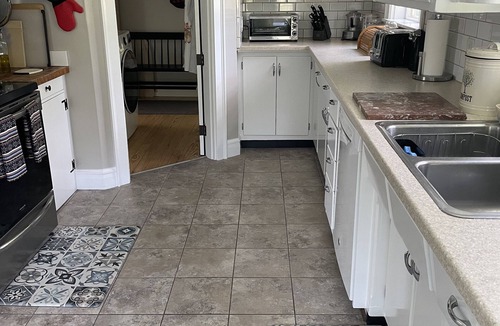 Woodstock House | PRIVATE & AFFORDABLE charming custom ranch in S. Woodstock. WIFI and AC.