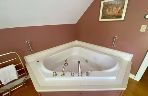 Guilford Bed & Breakfast | Private bedroom in the Green River Bridge Inn. A full breakfast is included.