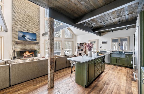 Ellicottville Ski Chalet | ★ Private Hideaway w/Hot Tub & Fireplace- Stylish & Serene - Hike from Cabin! ★