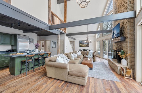 Ellicottville Ski Chalet | ★ Private Hideaway w/Hot Tub & Fireplace- Stylish & Serene - Hike from Cabin! ★