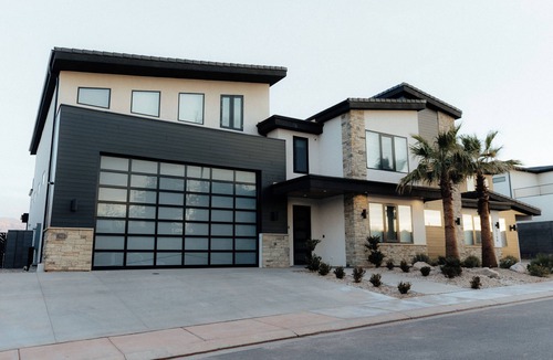 Hurricane House | Private Pickleball, Pools, Trampolines, Theaters, Sauna, Hot Tubs and More!