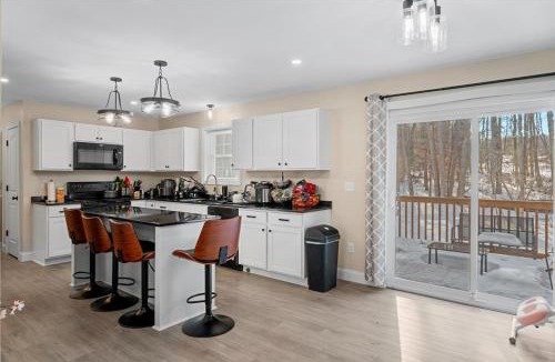 Gardner House | Private Primary Suite in New 2024 Home, Ashburnham with Parking and Wi-Fi