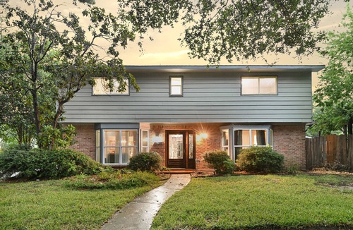 Sharpstown House | Private Retreat w/Pool, Patio, BBQ! 6BR 3BA Gem