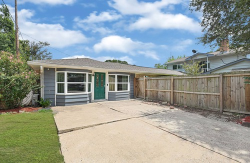 Sharpstown House | Private Retreat w/Pool, Patio, BBQ! 6BR 3BA Gem