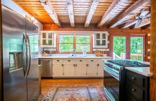 Elon Cabin | Private Riverfront Cabin: Kayaks, Ping Pong, Gym