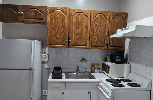 Holbrook House | Private, Spacious, Comfy 1 bedroom Entire Suite, Separate Entry & Onsite Parking