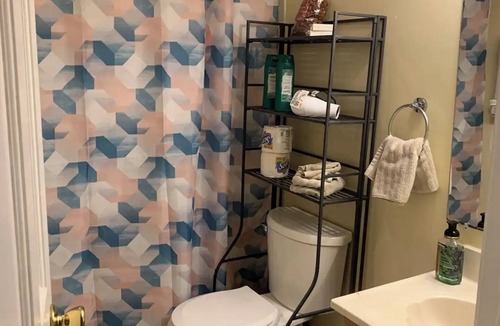 Newington Apartment | Private Suite w/free parking & high speed Wifi