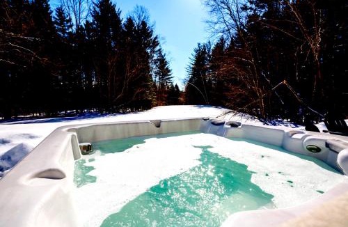 Londonderry House | Private Tavern, Hot Tub, 8-Fireplaces, Spa Baths, Fire Pit, Baths Ensuite - Shop or Ski!