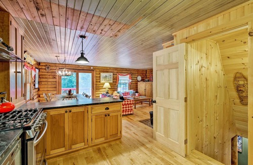 Wilmington Cabin | Private Wooded Cabin: 7 Mi to Mount Snow!