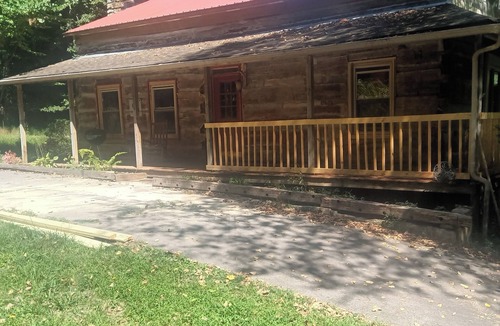 Mount Saint Francis Cabin | Quaint 1-bedroom cabin with a loft with AC in Floyd Knobs