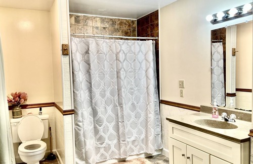Warren Apartment | Quaint 2 bedroom apartment. 5 minute walk to down town Close to local bike trail