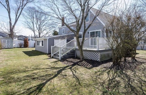 Plainedge House | Queen bedroom 1 min to highway