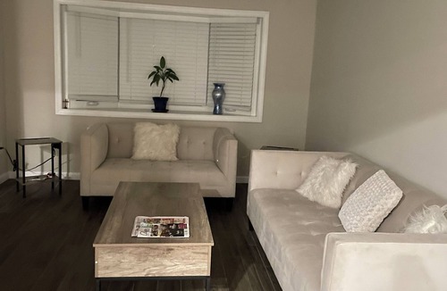 Plainedge House | Queen bedroom 1 min to highway
