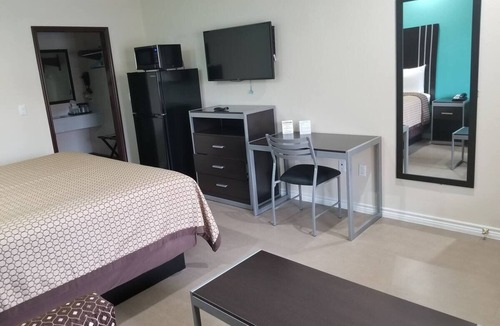 Bay City Hotel | Queen Bedroom with Kitchenette, Perfect for a Comfortable Stay in Bay City